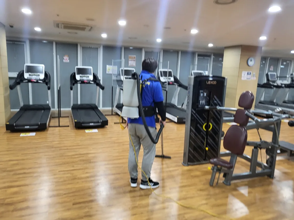 북구 덕천동 헬스장 샤워실 장비 주변 정밀 위생청소 사례 - 행진크린
