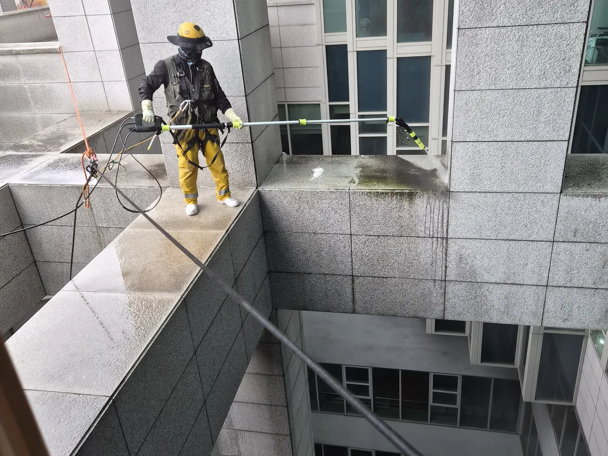사상구 모라동 상가건물 줄눈·실리콘 옥상 파라펫 위생청소 사례 - 행진크린
