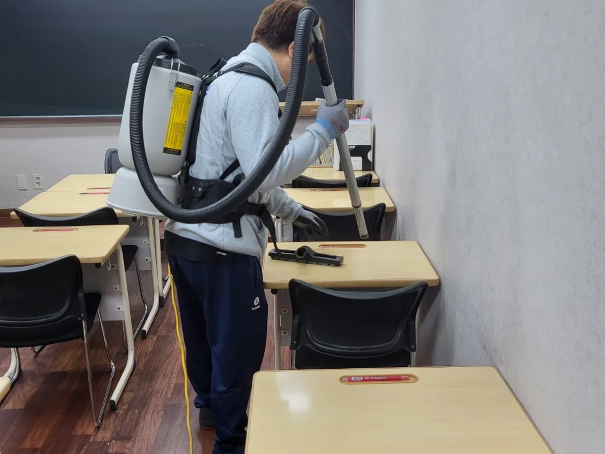 사하구 당리동 학교 현관·중앙홀 바닥 위생청소 사례 - 행진크린