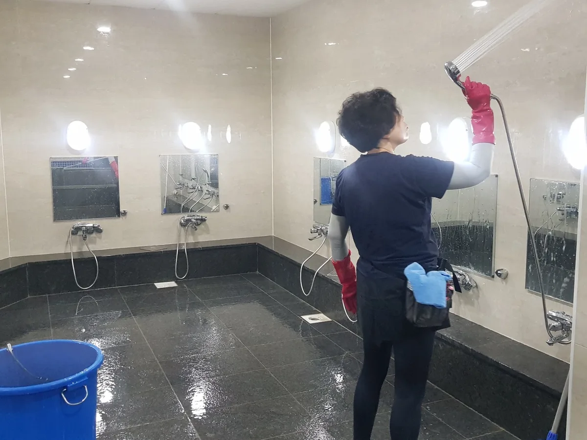 부산진구 부암동 목욕탕 탈의실·파우더룸 바닥 위생청소 사례 - 행진크린